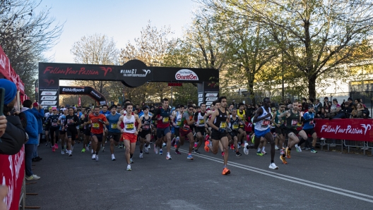 Foto Marco Ottico/LaPresse 26 novembre 2023 Milano (Italia) Cronaca - Mezza maratona Milano 21. Nella foto: il passaggio in Via Arona  November 26, 2023 Milan (Italy) News - Milano21 Half Marathon