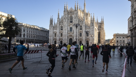 Foto Marco Ottico/LaPresse 26 novembre 2023 Milano (Italia) Cronaca - Mezza maratona Milano 21. Nella foto: il passagio in Duomo  November 26, 2023 Milan (Italy) News - Milano21 Half Marathon