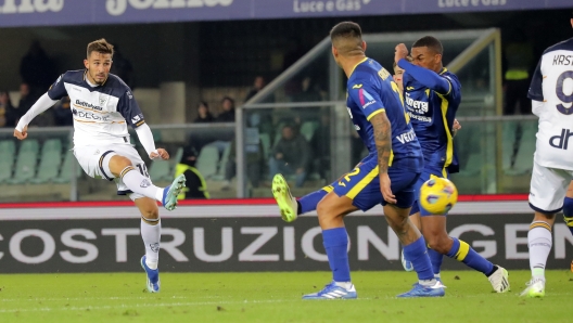 Foto Paola Garbuio/LaPresse 27 Novembre 2023 - Verona, Italia - sport, calcio - Hellas Verona vs Lecce- Campionato italiano di calcio Serie A TIM 2023/2024 - Stadio Marcantonio Bentegodi. Nella foto: Remi Oudin ( 10 US Lecce) gol 0-1  November 27, 2023 Verona ,Italy - sport, soccer - Hellas Verona vs Lecce- Italian Serie A TIM Football Championship 2023/2024 -  Marcantonio Bentegodi Stadium. In the pic:  Remi Oudin ( 10 US Lecce) goal 0-1