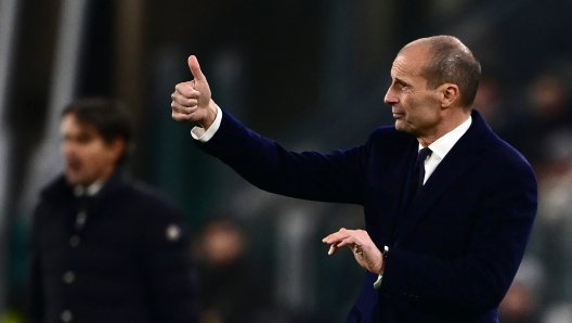 Juventus' Italian coach Massimiliano Allegri (R) gives a thumbs up as he watches from the technical area during the Italian Serie A football match between Juventus and Inter Milan at the Allianz Stadium in Turin, on November 26, 2023. (Photo by MARCO BERTORELLO / AFP)