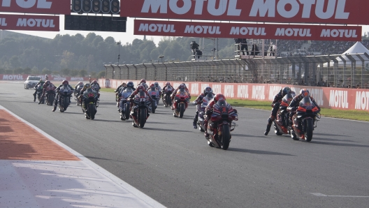 VALENCIA, SPAIN - NOVEMBER 26: The MotoGP riders start from the grid during the MotoGP race during the MotoGP of Valencia - Race at Ricardo Tormo Circuit on November 26, 2023 in Valencia, Spain. (Photo by Mirco Lazzari gp/Getty Images)