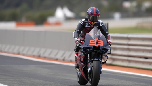 epa10998980 Spanish MotoGP rider Marc Marquez debuts on a Ducati after signing with Gresini Racing Team, during a post-season test at Ricardo Tormo racetrack in Valencia, Spain, 28 November 2023.  EPA/Danny Vela