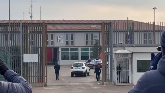 Un fermoimmagine tratto da un video mostra le auto con a bordo la gip e il pm escono dal carcere di Verona al termine dell'interrogatorio di Filippo Turetta, Veroma, 28 novembre 2023. ANSA/CHIARA EVANGELISTA