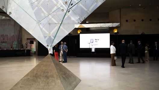 Al via al Carrousel du Louvre di Parigi la mostra dedicata alla candidatura di Roma Expo 2030 dal titolo: 'Rome, l'eternelle', 'Roma l'eterna'. Ventidue scatti fotografici che raccontano i volti piÃ¹ conosciuti e quelli piÃ¹ innovativi della CittÃ  Eterna, passando dalla moda al cinema, dai grandi eventi all'accoglienza, alla grande innovazione architettonica e tecnologica. L'esposizione, che durerÃ  un mese - fino al 17 luglio - Ã¨ nata per sostenere la candidatura di Roma per l'Expo 2030 in occasione della prossima Assemblea del BIE (Bureau International des Expositions) che si terrÃ  il 20 giugno, offrendo a tutti i visitatori in arrivo al Museo du Louvre - uno dei luoghi piÃ¹ visitati al mondo - una visione suggestiva di Roma, da sempre protagonista di momenti storici e di importante innovazione. La mostra posizionata sotto l'iconica piramide rovesciata del Louvre Ã¨ realizzata dal Comitato Promotore EXPO 2030 Roma, curata dall'Agenzia ANSA, sostenuta dall'Ambasciata italiana a Parigi, dalla Rappresentanza Permanente presso l'Unesco a Parigi e dalla Fondazione Expo Roma 2030 con l'aiuto del ComitÃ© d'animation culturelle Paris1. ANSA/EPA/LEA MICHAELIS