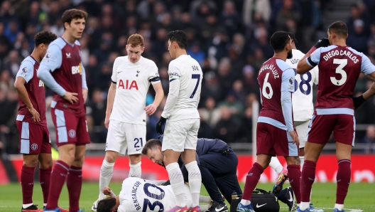 LONDON, ENGLAND - NOVEMBER 26: Rodrigo Bentancur of Tottenham Hotspur receives medical treatment to an injury during the Premier League match between Tottenham Hotspur and Aston Villa at Tottenham Hotspur Stadium on November 26, 2023 in London, England. (Photo by Julian Finney/Getty Images)