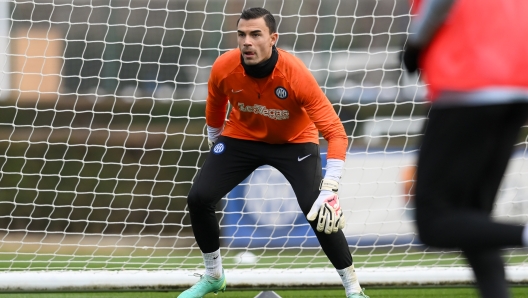 COMO, ITALY - NOVEMBER 27: Emil Audero of FC Internazionale looks on during the FC Internazionale training session at Suning Training Centre at Appiano Gentile on November 27, 2023 in Como, Italy. (Photo by Mattia Pistoia - Inter/Inter via Getty Images)