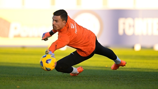 COMO, ITALY - NOVEMBER 15: Emil Audero of FC Internazionale in action during the FC Internazionale training session at the club's training ground Suning Training Center at Appiano Gentile on November 15, 2023 in Como, Italy. (Photo by Mattia Ozbot - Inter/Inter via Getty Images)