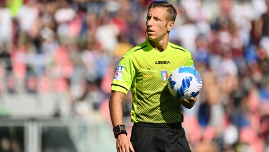 Foto Massimo Paolone/LaPresse  3 ottobre 2021 Bologna, Italia  sport calcio  Bologna vs Lazio - Campionato di calcio Serie A TIM 2021/2022 - stadio Renato Dall'Ara Nella foto: l'arbitro Davide Massa osserva   Photo Massimo Paolone/LaPresse  October 3, 2021 Bologna, Italy  sport soccer  Bologna vs Lazio - Italian Football Championship League A TIM 2021/2022 - Renato Dall'Ara stadium In the pic: referee Davide Massa looks on