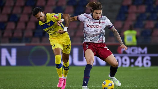 BOLOGNA, ITALY - OCTOBER 31: Riccardo Calafiori of Bologna FC competes for the ball with Jordi Mboula of Hellas Verona FC during the Coppa Italia match between Bologna and Hellas Verona at Stadio Renato Dall'Ara on October 31, 2023 in Bologna, Italy. (Photo by Emmanuele Ciancaglini/Getty Images)