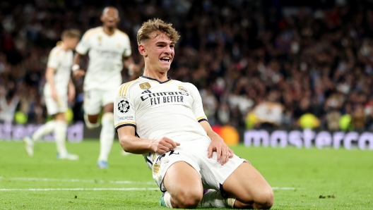 MADRID, SPAIN - NOVEMBER 29: Nico Paz of Real Madrid celebrates after scoring the team's third goal during the UEFA Champions League match between Real Madrid and SSC Napoli at Estadio Santiago Bernabeu on November 29, 2023 in Madrid, Spain. (Photo by Florencia Tan Jun/Getty Images)