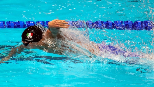 epa09645455 Alessandro Miressi of Italy competes in the men's 4x100m Freestyle relay final at the 15th FINA World Swimming Championships (25m) in Abu Dhabi, United Arab Emirates, 16 December 2021.  EPA/ALI HAIDER