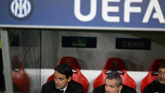 Inter Milan's Italian coach Simone Inzaghi (L) sits on the bench   during the UEFA Champions League first round group D football match between SL Benfica and FC Inter Milan at the Luz stadium in Lisbon on November 29, 2023. (Photo by PATRICIA DE MELO MOREIRA / AFP)