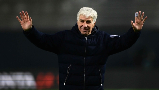 Atalanta's Italian coach Gian Piero Gasperini waves at the end of the UEFA Europa League group D football match between Atalanta and Sporting Lisbon at the Gewiss Stadium in Bergamo on November 30, 2023. (Photo by Marco BERTORELLO / AFP)