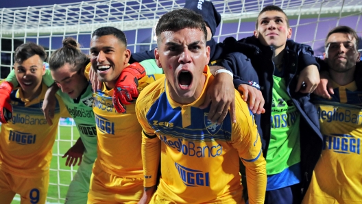 Enzo Barrenechea of Frosinone celebrates the victory at the end of the Serie A soccer match between Frosinone Calcio and Genoa CFC at Benito Stirpe stadium in Frosinone, Italy, 26 November 2023. ANSA/FEDERICO PROIETTI