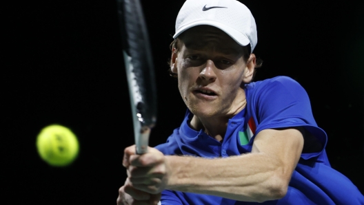 epa10996844 Italian player Jannick Sinner in action against Australian tennis player Alex de Minaur during their singles match of the 2023 Davis Cup Final 8 finals Italy vs Australia in Malaga, Spain, 26 November 2023.  EPA/Jorge Zapata