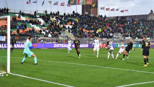 VENEZIA  02/12/23 - Calcio serie B Venezia Ascoli. Il  gol del 3-1 ancora di gytkjaer su tacco di Johnsen ©Andrea Pattaro/Vision  - Calcio serie B Venezia Ascoli.  finale 3-1 gol di Gythkjer - fotografo: ©Andrea Pattaro/Vision