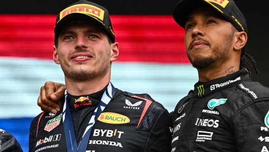 MONTREAL, QUEBEC - JUNE 18: Race winner Max Verstappen of the Netherlands and Oracle Red Bull Racing and Third placed Lewis Hamilton of Great Britain and Mercedes celebrate on the podium during the F1 Grand Prix of Canada at Circuit Gilles Villeneuve on June 18, 2023 in Montreal, Quebec.   Minas Panagiotakis/Getty Images/AFP (Photo by Minas Panagiotakis / GETTY IMAGES NORTH AMERICA / Getty Images via AFP)