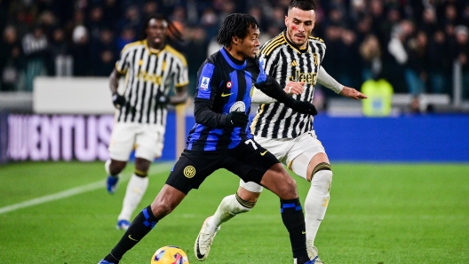 Foto Marco Alpozzi/LaPresse 26 Novembre 2023 -Torino, Italia - sport - Juventus Vs Inter - Campionato italiano di calcio Serie A TIM 2023/2024 - Allianz Stadium. Nella foto:   Juan Cuadrado (FC Inter);Filip Kostic (Juventus FC);   November 26, 2023 Turin, Italy - sport soccer - Juventus Vs Inter - Italian Football Championship League A TIM 2023/2024  - Allianz Stadium  In the pic:Juan Cuadrado (FC Inter);Filip Kostic (Juventus FC);