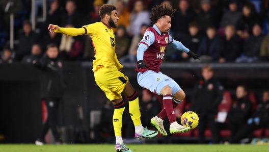 BURNLEY, ENGLAND - DECEMBER 02: Luca Koleosho of Burnley controls the ball whilst under pressure from Jayden Bogle of Sheffield United during the Premier League match between Burnley FC and Sheffield United at Turf Moor on December 02, 2023 in Burnley, England. (Photo by Matt McNulty/Getty Images)