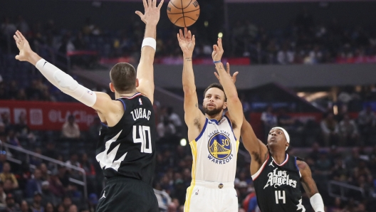 LOS ANGELES, CALIFORNIA - DECEMBER 02: Stephen Curry #30 of the Golden State Warriors shoots the ball in the first quarter against the LA Clippers at Crypto.com Arena on December 02, 2023 in Los Angeles, California. NOTE TO USER: User expressly acknowledges and agrees that, by downloading and or using this photograph, User is consenting to the terms and conditions of the Getty Images License Agreement.   Meg Oliphant/Getty Images/AFP (Photo by Meg Oliphant / GETTY IMAGES NORTH AMERICA / Getty Images via AFP)