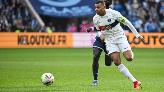 Paris Saint-Germain's French forward #07 Kylian Mbappe eyes the ball during the French L1 football match between Le Havre AC and Paris Saint-Germain (PSG) at The Stade Oceane in Le Havre, north-western France, on December 3, 2023. (Photo by DAMIEN MEYER / AFP)