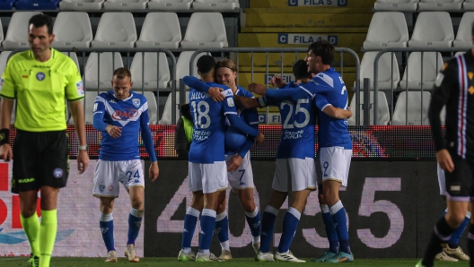 Foto Stefano Nicoli/LaPresse 3 Dicembre 2023 Brescia, Italia - sport, calcio - Brescia vs Sampdoria  - Campionato di calcio Serie BKT 2023/2024 - Stadio Mario Rigamonti. Nella foto:  Birkir Bjarnason (7 Brescia) esulta dopo il gol  December 3, 2023 Brescia, Italy - sport, soccer - Brescia vs Sampdoria- Italian Football Championship League BKT 2023/2024 - Mario Rigamonti stadium. In the pic: Birkir Bjarnason (7 Brescia) celebrates after scoring  with teammates