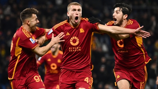 Foto Massimo Paolone/LaPresse 3 Dicembre 2023 - Reggio Emilia, Italia - sport, calcio - Sassuolo vs Roma - Campionato italiano di calcio Serie A TIM 2023/2024 - Stadio Mapei Città del Tricolore. Nella foto: Rasmus Kristensen (AS Roma) esulta dopo aver realizzato il gol 1-2  December 3, 2023 Reggio Emilia, Italy - sport, calcio - Sassuolo vs Roma - Italian Serie A Football Championship 2023/2024 - Mapei Stadium. In the pic: Rasmus Kristensen (AS Roma) celebrates after scoring goal 1-2