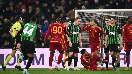 Foto Massimo Paolone/LaPresse 3 Dicembre 2023 - Reggio Emilia, Italia - sport, calcio - Sassuolo vs Roma - Campionato italiano di calcio Serie A TIM 2023/2024 - Stadio Mapei Città del Tricolore. Nella foto: Diego Llorente (AS Roma) protesta con l?arbitro Matteo Marcenaro   December 3, 2023 Reggio Emilia, Italy - sport, calcio - Sassuolo vs Roma - Italian Serie A Football Championship 2023/2024 - Mapei Stadium. In the pic: Diego Llorente (AS Roma) protests with referee Matteo Marcenaro