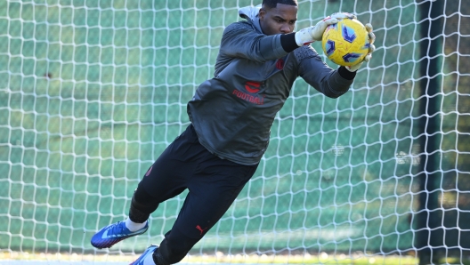 CAIRATE, ITALY - NOVEMBER 23: Mike Maignan of AC Milan in action during AC Milan training session at Milanello on November 23, 2023 in Cairate, Italy. (Photo by Claudio Villa/AC Milan via Getty Images)