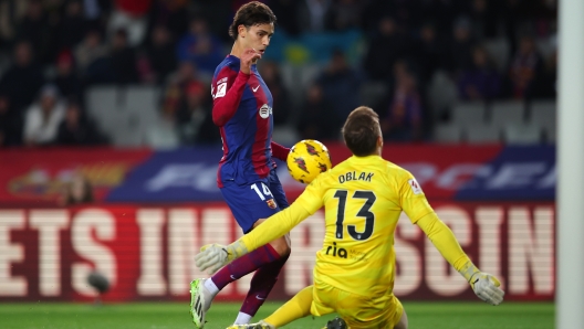 BARCELONA, SPAIN - DECEMBER 03: Joao Felix of FC Barcelona scores the team's first goal past Jan Oblak of Atletico Madrid during the LaLiga EA Sports match between FC Barcelona and Atletico Madrid at Estadi Olimpic Lluis Companys on December 03, 2023 in Barcelona, Spain. (Photo by Eric Alonso/Getty Images)