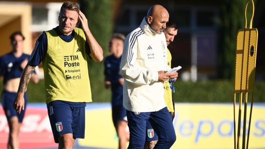 Foto Massimo Paolone/LaPresse 4 Settembre 2023 - Firenze, Italia - sport, calcio - Raduno Nazionale Italiana Calcio - Allenamento Nazionale A - Centro Tecnico Coverciano. Nella foto: Luciano Spalletti con Ciro immobile   September 4, 2023 Florence, Italy - sport, calcio - Italian National Football Gathering - Training Nazionale A - Coverciano Technical Centre. In the pic: Luciano Spalletti with Ciro immobile