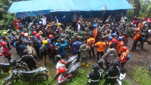 Rescuers prepare for a search and rescue operation after Mount Marapi erupted near Batu Palano village in Agam on December 4, 2023. At least 11 hikers were found dead and three others were rescued by search teams that worked through the night to find people missing after the eruption of a volcano in western Indonesia, officials said on December 4. (Photo by ADI PRIMA / AFP)