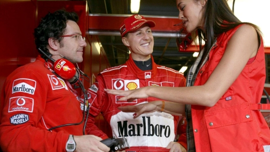 20020301- MELBOURNE, AUSTRALIA- SPR - FORMULA 1: FERRARI DOMINANO PRIMA PROVA.  La top-model australiana Megan Gale nel box della Ferrari a Melbourne, con Michael Schumacher e l'ingegnere di macchina Luca Baldisserri (S) durante il primo giorno delle prove libere. Il tempo di Schumacher e' stato di  1'27"276, mentre il compagno di squadra Rubens Barrichello ha realizzato il secondo miglior tempo con 1'27"799 a 523 millesimi.  ANSA-CD