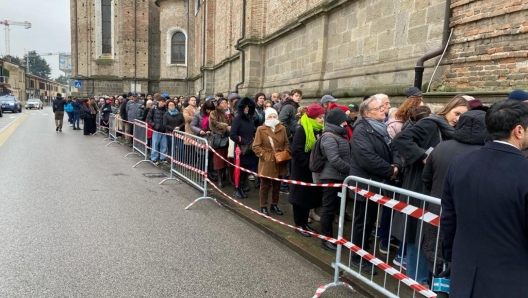 E' iniziato alle 8.30 l'ingresso delle persone accreditate al varco di polizia in vista dei funerali di stamane nella Chiesa di Santa Giustina, a Padova, di Giulia Cecchettin. Sono oltre 200 le persone tra polizia, carabinieri, guardia di finanza, polizia penitenziaria, unità speciali antiterrorismo e antisabotaggio che presidiano la zona esterna riservata. All'interno della Basilica vi sarà posto per poco meno di 1.200 persone, 5 dicembre 2023. ANSA/NICOLA FOSSELLA