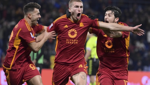 REGGIO NELL'EMILIA, ITALY - DECEMBER 03: AS Roma players Stephan El Shaarawy, Rasmus Kristensen and Sardar Azmoun celebrate during the Serie A TIM match between US Sassuolo and AS Roma at Mapei Stadium - Citta' del Tricolore on December 03, 2023 in Reggio nell'Emilia, Italy. (Photo by Luciano Rossi/AS Roma via Getty Images) *** BESTPIX ***