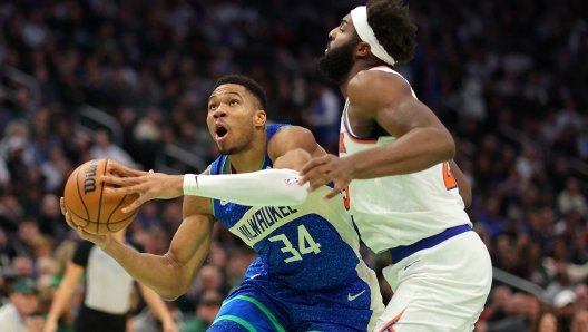 MILWAUKEE, WISCONSIN - DECEMBER 05: Giannis Antetokounmpo #34 of the Milwaukee Bucks drives to the basket against Mitchell Robinson #23 of the New York Knicks during the first half of the NBA In-Season Tournament Quarterfinal at Fiserv Forum on December 05, 2023 in Milwaukee, Wisconsin. NOTE TO USER: User expressly acknowledges and agrees that, by downloading and or using this photograph, User is consenting to the terms and conditions of the Getty Images License Agreement.   Stacy Revere/Getty Images/AFP (Photo by Stacy Revere / GETTY IMAGES NORTH AMERICA / Getty Images via AFP)