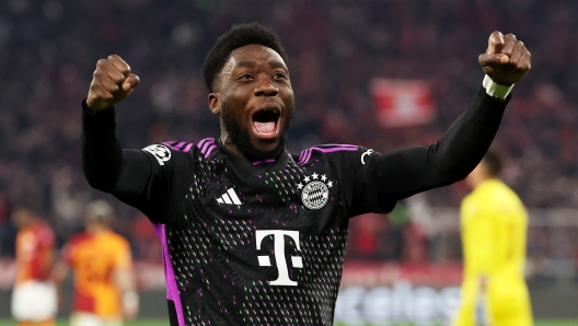 MUNICH, GERMANY - NOVEMBER 08: Alphonso Davies of Bayern Munich celebrates after teammate Harry Kane (Not Pictured) scores the team's first goal during the UEFA Champions League match between FC Bayern München and Galatasaray A.S. at Allianz Arena on November 08, 2023 in Munich, Germany. (Photo by Alexander Hassenstein/Getty Images)