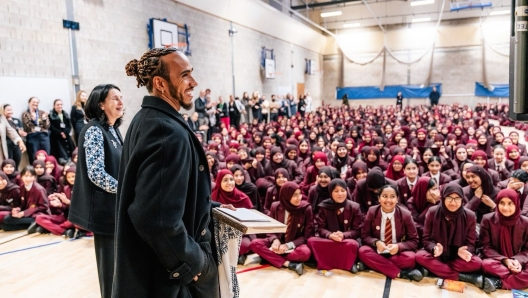 Lewis Hamilton, 38 anni, in visita alla Mulberry School