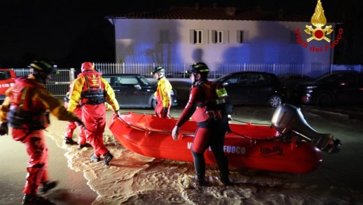 Vigili del fuoco con squadre di sommozzatori e soccorritori fluviali durante gli interventi di salvataggio dalle abitazioni a Campi Bisenzio, comune del Fiorentino dove si registra la situazione più grave per il maltempo, 3 novembre 2023.  ANSA/ UFFICIO STAMPA VIGILI DEL FUOCO ++HO - NO SALES EDITORIAL USE ONLY++ NPK++