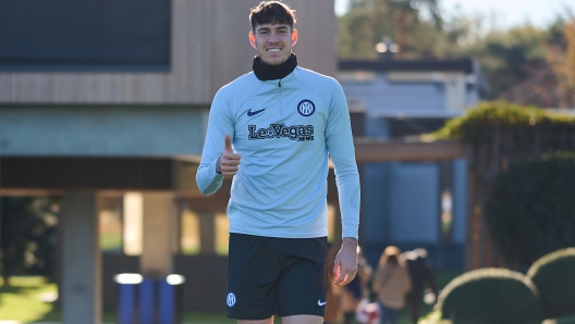 COMO, ITALY - DECEMBER 07: Alessandro Bastoni of FC Internazionale in action during the FC Internazionale training session at the club's training ground Suning Training Center at Appiano Gentile on December 07, 2023 in Como, Italy. (Photo by Mattia Ozbot - Inter/Inter via Getty Images)