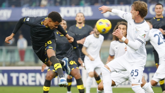 Hellas Verona's Cyril Ngonge scoring chance  during the Italian Serie A soccer match Hellas Verona vs SS Lazio at Marcantonio Bentegodi stadium in Verona, Italy, 9 December 2023.  ANSA/EMANUELE PENNACCHIO