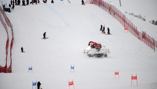 epa11020746 A snow cat is working the slope after heavy snowfall prior to the women's Super-G race at the Alpine Skiing FIS Ski World Cup, in St. Moritz, Switzerland, 10 December 2023.  EPA/GIAN EHRENZELLER