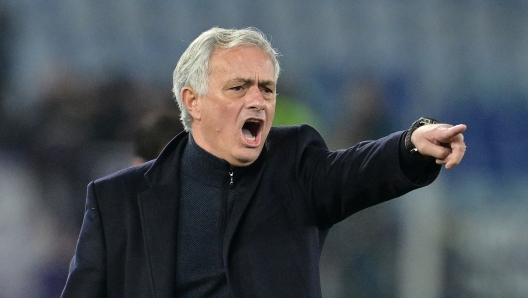 Foto Alfredo Falcone/LaPresse 11 Dicembre 2023 - Roma, Italia - sport, calcio - Roma vs Fiorentina - Campionato italiano di calcio Serie A TIM 2023/2024 - Stadio Olimpico di Roma.  Nella foto: Jose’ Mourinho (head coach AS Roma)  Foto Alfredo Falcone/LaPresse December 11, 2023 Rome, Italy - sport, soccer - Roma vs Fiorentina - Italian Serie A Football Championship 2023/2024 - Olimpic Stadium în Rome.  In the pic: Jose’ Mourinho (head coach AS Roma)