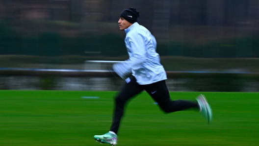 COMO, ITALY - DECEMBER 08: Alexis Sanchez of FC Internazionale in action during the FC Internazionale training session at the club's training ground Suning Training Center at Appiano Gentile on December 08, 2023 in Como, Italy. (Photo by Mattia Ozbot - Inter/Inter via Getty Images)