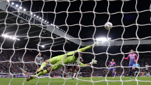 NEWCASTLE UPON TYNE, ENGLAND - DECEMBER 13: Martin Dubravka of Newcastle United fails to save a shot from Samuel Chukwueze of AC Milan (not pictured), resulting in AC Milan's second goal during the UEFA Champions League match between Newcastle United FC and AC Milan at St. James Park on December 13, 2023 in Newcastle upon Tyne, England. (Photo by Michael Steele/Getty Images)