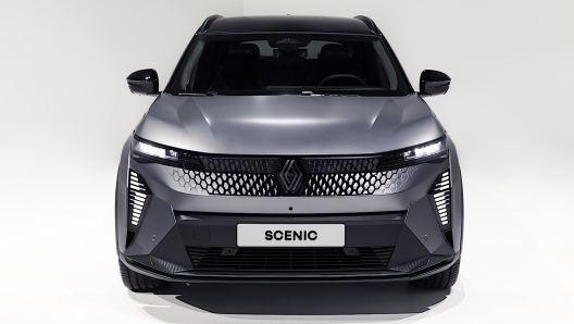 Il possente frontale della nuova Renault Scenic E-Tech Electric