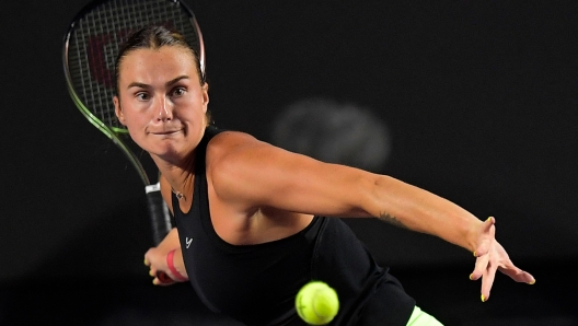 TOPSHOT - Belarus' Aryna Sabalenka returns the ball to Poland's Iga Swiatek during their women's singles semifinal tennis match at the WTA Finals Championship in Cancun, Mexico on November 5, 2023. (Photo by CLAUDIO CRUZ / AFP)