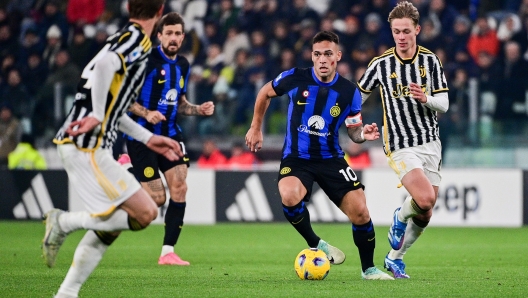 Foto Marco Alpozzi/LaPresse 26 Novembre 2023 -Torino, Italia - sport - Juventus Vs Inter - Campionato italiano di calcio Serie A TIM 2023/2024 - Allianz Stadium. Nella foto:   Lautaro Martinez (FC Inter);  November 26, 2023 Turin, Italy - sport soccer - Juventus Vs Inter - Italian Football Championship League A TIM 2023/2024  - Allianz Stadium  In the pic: Lautaro Martinez (FC Inter);