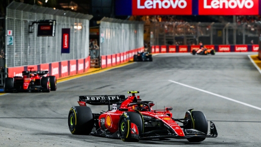 SINGAPORE, SINGAPORE - SEPTEMBER 17: Carlos Sainz of Spain driving (55) the Ferrari SF-23 leads Charles Leclerc of Monaco driving the (16) Ferrari SF-23 during the F1 Grand Prix of Singapore at Marina Bay Street Circuit on September 17, 2023 in Singapore, Singapore. (Photo by Clive Mason/Getty Images)