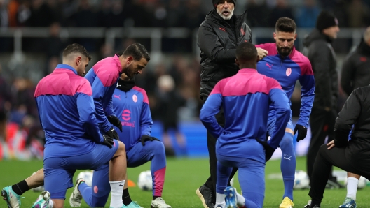 NEWCASTLE UPON TYNE, ENGLAND - DECEMBER 13: Head coach of AC Milan, Stefano Pioli in conversation with his players during the warm up ahead of the UEFA Champions League match between Newcastle United FC and AC Milan at St. James Park on December 13, 2023 in Newcastle upon Tyne, England. (Photo by Michael Steele/Getty Images)